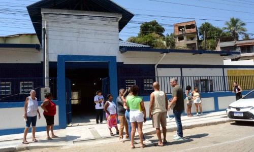 Prefeito de BM e moradores visitam obras de creche no Nova Esperança